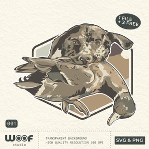 Op de afbeelding: Digitale illustratie van een hond die een eend in zijn bek houdt, geplaatst in een geometrische vorm. De hond en de eend zijn in bruine en beige tinten. De tekst "WOOF studio" en "SVG & PNG" is inbegrepen.
