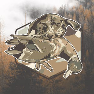 Könnte beinhalten: Grafische Illustration eines Hundes, der eine Ente im Maul hält, vor einem Tarnhintergrund. Hund und Ente sind in Braun- und Beigetönen gehalten, mit weißer Umrandung. Der Hintergrund zeigt eine Waldszene.