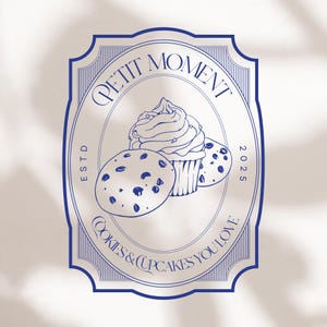 Könnte beinhalten: Blau-weißes Logo für eine Bäckerei namens "Petit Moment", gegründet im Jahr 2025. Das Logo zeigt einen Cupcake mit Zuckerguss und zwei Schokoladenkekse.
