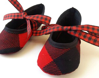 Schwarze und rote Babyschuhe, Büffel karierte Krippenschuhe, Karierte Kinderschuhe, Weihnachtspuschen, Weihnachtspuschen, Rote Büffelschuhe