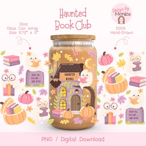 Op de afbeelding: Een glazen can wrap met een houten deksel, met een grillig Halloween-ontwerp. Het ontwerp omvat een spookhuis, geesten die boeken lezen, pompoenen en de tekst "Haunted Book Club". De wrap is 24,77 cm x 12,7 cm groot.