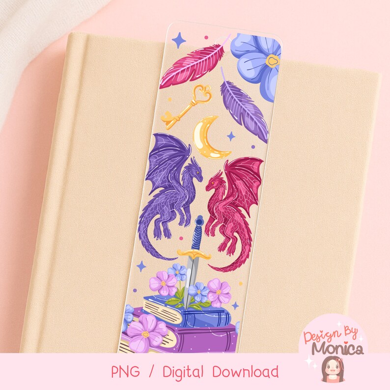 Pu&ograve; includere: Segnalibro trasparente con un design fantasy. Presenta draghi viola e rosa, una chiave e una luna dorate, e una spada. Il design include fiori, piume e il testo "Design By Monica" e "PNG / Digital Download".