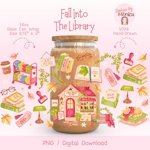 Op de afbeelding: Een 16oz glazen blikwikkel met de tekst Fall Into The Library. Het ontwerp bevat illustraties van een bibliotheekgebouw, boekenkarren, stapels boeken, leesbrillen, bladwijzers, lampen, een slapende kat en herfstbladeren in warme tinten.