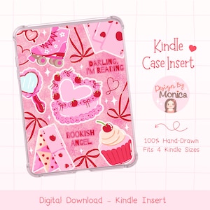 Può includere: Un inserto per custodia Kindle rosa con un design disegnato a mano. Il design include un pattino a rotelle, una torta a forma di cuore, carte da gioco e un cupcake. Il testo include "Darling, I'm reading" e "Bookish Angel".
