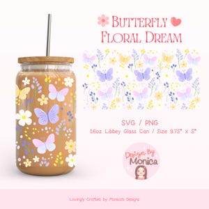Puede incluir: Un vaso de vidrio de 16 oz con un diseño floral y de mariposas. El diseño presenta mariposas moradas, rosas, amarillas y azules sobre un fondo blanco con tallos verdes y flores amarillas. El vaso mide 9,75 pulgadas de alto y 5 pulgadas de ancho. El texto "BUTTERFLY FLORAL DREAM" está en la parte superior de la imagen. El texto "SVG / PNG" está debajo del vaso. El texto "16oz Libbey Glass Can / Size 9.75" x 5" está debajo del texto "SVG / PNG". El texto "Design By Monica" está debajo del texto "16oz Libbey Glass Can / Size 9.75" x 5". El texto "Lovingly Crafted by Monica's Designs" está en la parte inferior de la imagen.