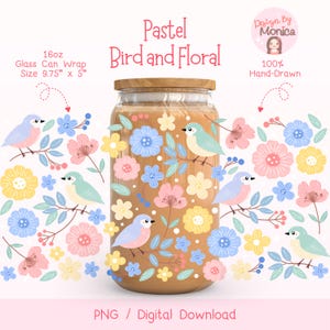 Könnte beinhalten: Ein digitaler Download eines 16oz Glas-Dosen-Wraps mit einem pastellfarbenen Blumen- und Vogeldesign. Das Design umfasst blaue, gelbe, rosa und grüne Blumen und Vögel auf weißem Hintergrund. Der Text "Pastel Bird and Floral" befindet sich oben im Bild.