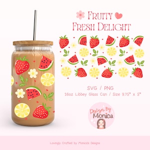 Puede incluir: Una lata de vidrio de 16 oz con una pajita, que presenta un diseño de fresas, rodajas de sandía, limones y hojas. La lata mide 9,75 pulgadas por 5 pulgadas. El texto "FRUITY FRESH DELIGHT" está en la parte superior de la imagen. El texto "SVG / PNG" está debajo de la lata. El texto "16oz Libbey Glass Can / Size 9.75" x 5" está debajo del texto "SVG / PNG". El texto "Design By Monica" está debajo de la lata. El texto "Lovingly Crafted by Monica's Designs" está en la parte inferior de la imagen.