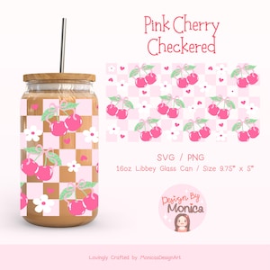 Può includere: Un barattolo di vetro trasparente con coperchio in legno e cannuccia in metallo. Decorato con un motivo a scacchi di ciliegie rosa, fiori bianchi e cuori rosa. Il testo "Pink Cherry Checkered" è in alto.