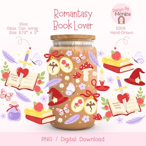 Op de afbeelding: Een glazen can wrap met een houten deksel, versierd met illustraties van boeken, rozen, vlinders, paddenstoelen en een heksenhoed. De tekst "Romantasy Book Lover" wordt weergegeven. De afmeting van de can wrap is 24,77 cm x 12,7 cm.