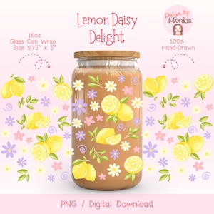 Puede incluir: Un envoltorio de lata de vidrio transparente con tapa de madera, con un diseño "Lemon Daisy Delight". El envoltorio presenta ilustraciones de limones, margaritas y hojas. El envoltorio mide 24,77 cm por 12,7 cm y contiene 473 ml. El diseño es 100% dibujado a mano.