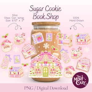 Puede incluir: Un diseño de envoltura para lata de vidrio de 16oz titulado Sugar Cookie Book Shop con ilustraciones dibujadas a mano de una librería de pan de jengibre, Santa Claus, pilas de libros, tazas de cacao y sobres con el texto Dear Santa, All I want for Christmas is MORE BOOKS.