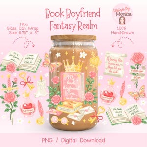Könnte beinhalten: Eine 16oz Glas-Can-Wrap mit Holzdeckel, mit Fantasy-Thema. Das Design umfasst rosa Rosen, Schmetterlinge, Kronen und den Text "Book Boyfriend Fantasy Realm". Die Hülle misst 24,77 cm x 12,7 cm.