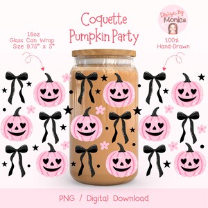 Op de afbeelding: Een 16oz glazen can wrap met een "Coquette Pumpkin Party" ontwerp. De wrap heeft roze pompoenen met hartvormige ogen, zwarte strikken, sterren en bloemen. Het ontwerp is 24.77cm x 12.7cm en is handgetekend.