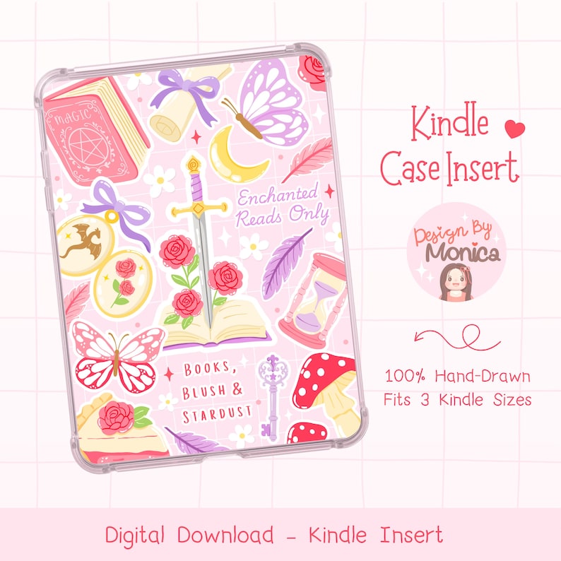 Puede incluir: Inserto transparente para funda Kindle con fondo rosa e ilustraciones fant&aacute;sticas. Presenta una espada, mariposas, rosas y el texto "Enchanted Reads Only". El dise&ntilde;o incluye el texto "Books, Blush & Stardust" y "Kindle Case Insert."