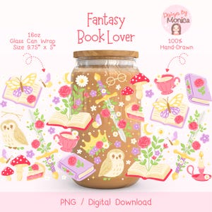 Op de afbeelding: Een glazen can wrap met een houten deksel, versierd met fantasie-thema illustraties. Het ontwerp bevat boeken, vlinders, bloemen, paddenstoelen en uilen. De tekst "Fantasy Book Lover" wordt weergegeven. De wrap is 24.77cm x 12.7cm en bevat 473ml.