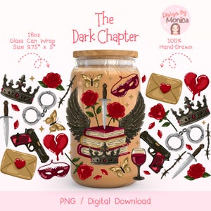Może przedstawiać: Szklana osłona na puszkę z drewnianą pokrywką, z napisem "The Dark Chapter". Projekt zawiera róże, korony, skrzydła, motyle, miecz i złamane serce. Osłona ma wymiary 24,77 cm x 12,7 cm i mieści 473 ml.