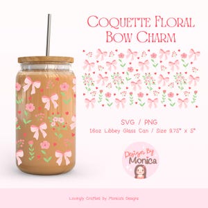 Könnte beinhalten: Ein rosa-grünes Blumenmuster mit Schleifen auf einem 473 ml Glasbecher. Das Design ist auch als digitaler Download in den Formaten SVG und PNG verfügbar. Der Text "Coquette Floral Bow Charm" befindet sich oben im Bild. Der Text "Design By Monica" befindet sich unten im Bild.