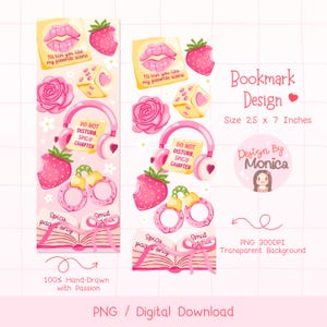 Puede incluir: Diseño de marcapáginas rosa con ilustraciones de labios, fresas, dados, rosas, auriculares, esposas y un libro abierto. El texto incluye "I'll kiss you like my favorite scene" y "Do not disturb, spicy chapter". El marcapáginas mide 6,35 x 17,78 cm.