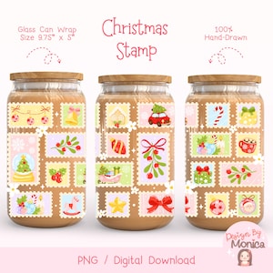 Könnte beinhalten: Drei Glas-Can-Wraps mit Holzdeckeln, jeweils mit einem Weihnachtsmarken-Design verziert. Die Briefmarken zeigen festliche Illustrationen wie Ornamente, eine Schneekugel und ein Auto mit einem Weihnachtsbaum. Die Wraps sind 24,77 cm x 12,7 cm groß.