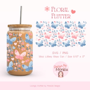 Op de afbeelding: Een glazen tumbler van 16 ounce met een bloemen- en vlinderontwerp. De tumbler is omwikkeld met een ontwerp van roze en blauwe vlinders, bloemen en bladeren. Het ontwerp is ook beschikbaar als digitale download in SVG- en PNG-formaten. De tumbler meet 9,75 inch bij 5 inch.