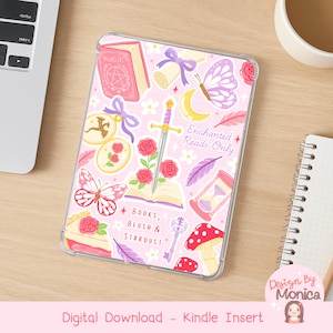 Puede incluir: Una funda rosa para Kindle con un dise&ntilde;o caprichoso que presenta un libro, una espada, mariposas y el texto "Enchanted Reads Only". Otros elementos incluyen una luna, un reloj de arena y las palabras "Books, Blush & Stardust".