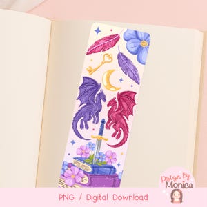 Pu&ograve; includere: Segnalibro a tema fantasy con due draghi, una spada, una chiave e una luna crescente. Il design include fiori, piume e il testo "PNG / Digital Download".