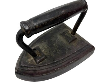 Tope de puerta antiguo de hierro fundido pesado, estilo rústico primitivo de granja.