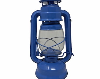 Stara niebieska lampa naftowa na piknik, lampa przeciw huraganowi z 1999 r.