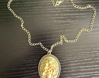 Vintage Romantic Cameo Necklace Couple Scene Gold Tone Oval Pendant 17”