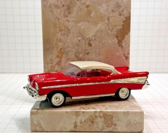 Road Signature 57&#39; Chevy Red Hard Top 1:43 Scale Diecast Replica Model