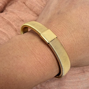 Pulsera elástica de bobina en tono dorado vintage, brazalete flexible acanalado minimalista de 7 cm (2,75 pulgadas)