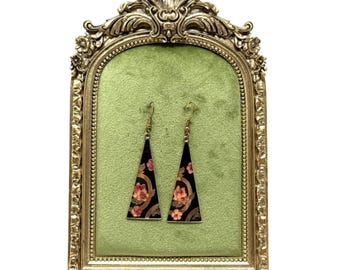 Boucles d'oreilles pendantes triangulaires vintage en émail cloisonné noir à motif floral, 7 cm (2,75 po), en très bon état.