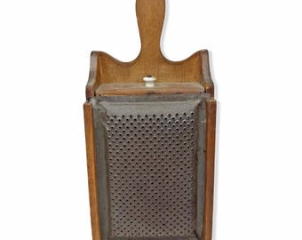 Rallador de queso antiguo de madera, estilo rústico de cocina campestre, con cajón.