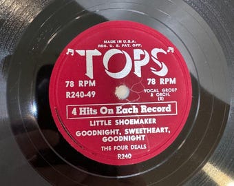 以下が含まれることがあります： 銀色の文字で「TOPS」と書かれた赤いビニールレコード。レコードには「4 Hits On Each Record」というタイトルが付けられており、「Little Shoemaker」、「Goodnight, Sweetheart, Goodnight」という曲が「The Four Deals」によって演奏されています。レコード番号はR240です。
