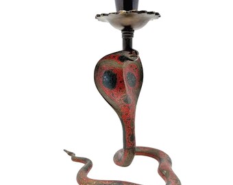 Bougeoir vintage en laiton gravé, motif serpent cobra, émail rouge et noir.