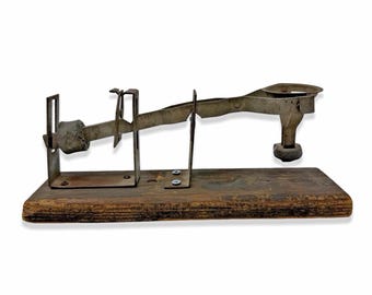 Bilancia per uova di pollame antica con meccanismo a bilancia, stile rustico industriale/country.