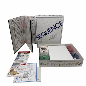 Könnte beinhalten: Ein Sequence-Brettspiel-Set. Die weiße Box trägt den Aufdruck "SEQUENCE". Im Inneren befinden sich Spielsteine, Karten und ein Spielbrett. Das Spielbrett ist eine Klappkarte mit einem Raster aus Spielkarten.