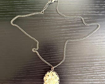 Vintage Floral Cameo Necklace Oval Flower Pendant Gold Tone 20”