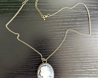 Vintage Black White Cameo Necklace Lady Rose Oval Pendant Gold Tone 20”