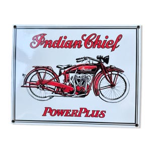Könnte beinhalten: Rechteckiges Metallschild mit einer roten Vintage-Indian Chief Motorrad-Illustration. Die Worte "Indian Chief" und "PowerPlus" sind in roter Schrift. Das Motorrad hat Weißwandreifen und ist vor weißem Hintergrund.