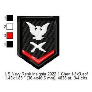 Könnte beinhalten: Ein schwarzes, gesticktes US-Navy-Rangabzeichen mit einem weißen Adler und gekreuzten Ankern über einem einzelnen roten Winkel. Das Design hat einen schwarzen Rand, misst 36,4 x 46,6 mm und enthält eine Farblegende für Schwarz, Weiß und Rot.