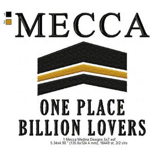 Pode incluir: Desenho de bordado preto e dourado com o texto "MECCA ONE PLACE BILLION LOVERS". O desenho inclui uma forma de chevron preta com duas listras douradas. O desenho mede 13,5 cm por 12,4 cm e tem 16 449 pontos.