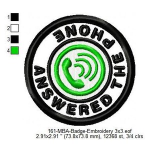 Puede incluir: Un parche bordado circular en blanco y negro con el texto "THE ANSWERED PHONE" en un círculo alrededor de un icono de teléfono verde con una onda de señal verde. El parche tiene un diámetro de 73,8 mm y 12 368 puntadas.