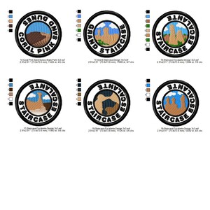 Op de afbeelding: Zes geborduurde patches met zwarte randen. De patches tonen diverse ontwerpen, waaronder landschappen en tekst. De tekst bevat "Dunes", "Grand Staircase" en "Escalante". De patches zijn cirkelvormig en kleurrijk.