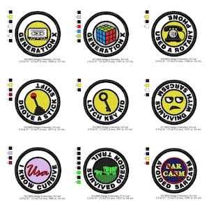 Pode incluir: Um conjunto de patches bordados com bordas pretas. Os patches apresentam imagens e texto, incluindo uma fita cassete, um Cubo de Rubik, um telefone rotativo e uma alavanca de câmbio. Os patches são redondos e têm um fundo amarelo ou roxo.