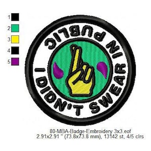 Puede incluir: Un parche redondo bordado en verde y negro con el texto "I Didn't Swear In Public" en un círculo alrededor de una mano amarilla con un dedo apuntando hacia arriba. El parche tiene un diámetro de 7,4 cm y 13.142 puntadas.
