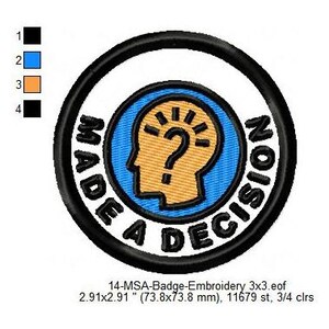 Könnte beinhalten: Gestickter Aufnäher mit dem Text "MADE A DECISION" um ein zentrales Design. Das Design zeigt einen gelben Kopf mit Fragezeichen und Glühbirne, vor blauem Hintergrund, alles in einem schwarzen Kreis. Misst 73,8 x 73,8 mm.
