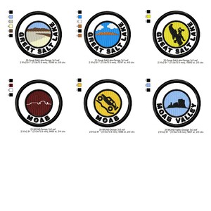 Puede incluir: Un conjunto de parches bordados con diseños circulares. Los parches incluyen textos como "GREAT SALT LAKE" y "MOAB", junto con ilustraciones de paisajes y vehículos. Cada parche mide aproximadamente 73,8 mm de diámetro.