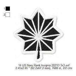 Puede incluir: Parche de insignia de rango de la Marina de los EE. UU. bordado en blanco y negro en forma de hoja de arce. El parche mide 62,2 mm por 67,2 mm y tiene 7688 puntadas. El texto "14 US Navy Rank Insignia 2021D 3x3.eof" está impreso debajo del parche.