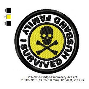 Könnte beinhalten: Gestickter Aufnäher mit dem Text "I SURVIVED HUSBAND AND FAMILY" um einen gelben Kreis mit Totenkopf und gekreuzten Knochen. Der Aufnäher ist schwarz und weiß, mit einem Durchmesser von ca. 73,8 mm.